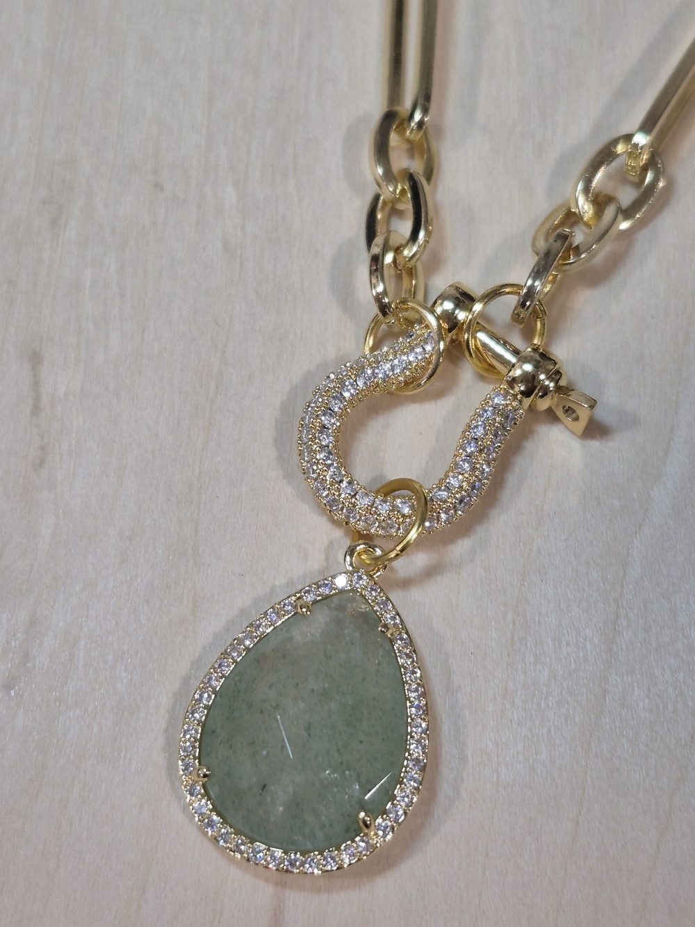 💚💛NEW💚💛 STUNNING!! PaperClip Green Natural Stone And CZ Horseshoe Necklace - Picture 7 of 13